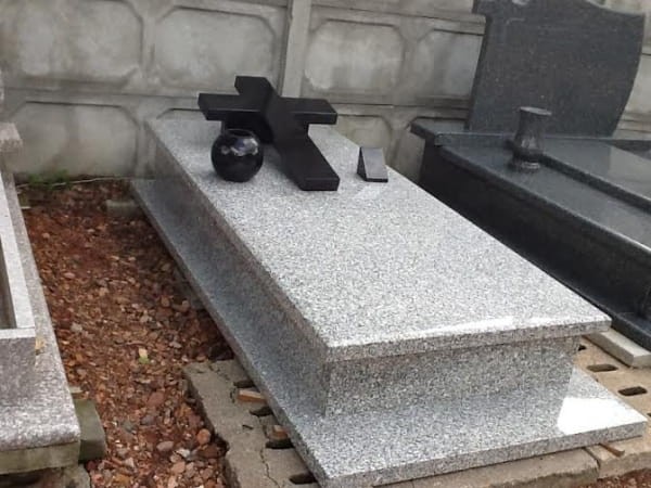 Nagrobek 105x230, "Strzegom" + krzyż "Szwed" (na piwnice).